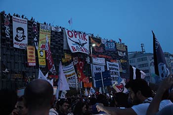 أردوغان يهدد.... والمتظاهرون يصعدون  