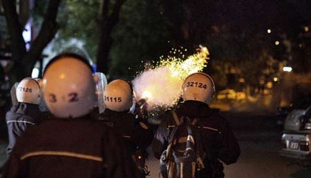 الشرطة التركية تقمع المواطنين أردوغان يتوعد المتظاهرين باخلائهم من الميدان