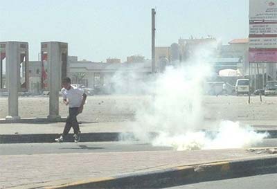 مرتزقة النظام البحريني تستهدف الطلبة بعد خروجهم من تقديم الامتحانات النهائية في سترة