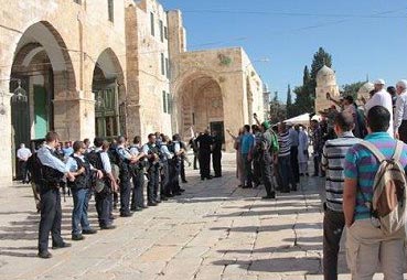 عشرات المستوطنين يقتحمون المسجد الاقصى

