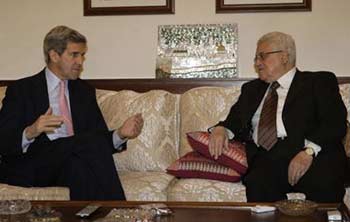 عباس يبحث مع كيري استئناف المفاوضات في عمان