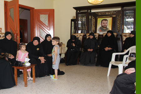 جولة للحاجة ام عماد مغنية والحاجة عفاف الحكيم على عوائل شهداء وجرحى من المقاومة 