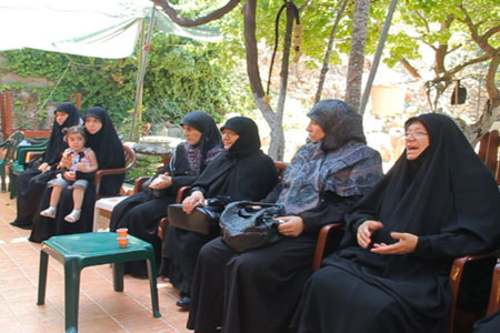 جولة للحاجة ام عماد مغنية والحاجة عفاف الحكيم على عوائل شهداء وجرحى من المقاومة 