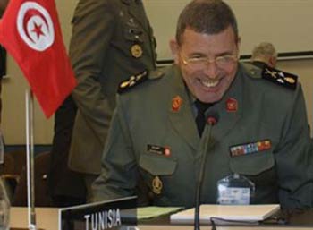 قائد الجيش التونسي رشيد عمار الرجل الاقوى نفوذاً حيرة في تونس بعد استقالة قائد الجيش