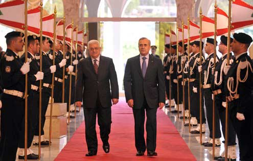 سليمان وعباس يؤكدان على حياد اللاجئين الفلسطينيين