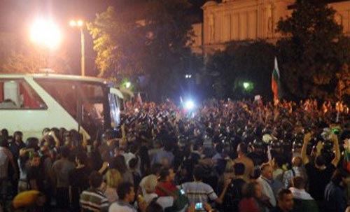 تعديل وزاري في البرتغال والشرطة البلغارية تفك حصار البرلمان 