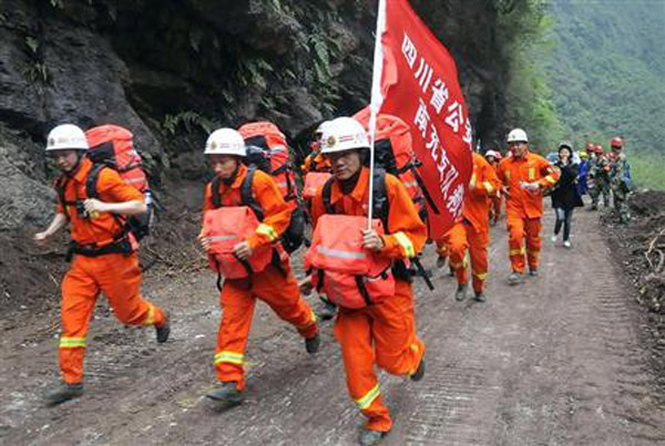 تواصل البحث عن ناجين بعد زلزال الصين