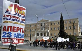 ارتفاع موجة الاحتجاجات وإطلاق نار على الشرطة في أثينا