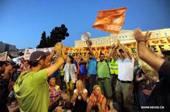 ارتفاع موجة الاحتجاجات وإطلاق نار على الشرطة في أثينا