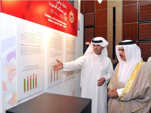 رئيس وزراء البحرين يتضامن مع المتهمين بالتعذيب