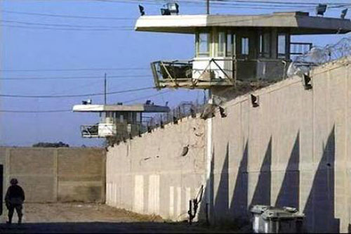 &rsquo;القاعدة&rsquo; تتبنى الهجوم على سجنيّ العراق
