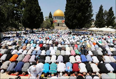 الآلاف يؤدّون صلاة الجمعة الثالثة من شهر رمضان بالقدس