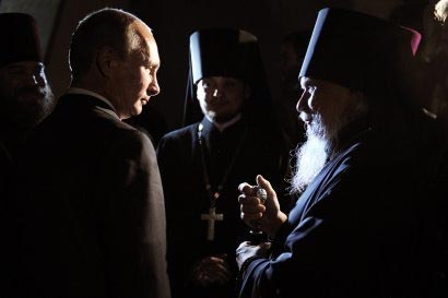 بوتين يعيد الكنيسة إلى السياسة