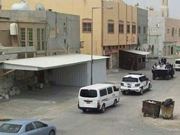 قوات الأمن تداهم 50 منزلاً في سترة وتهين الأهالي
