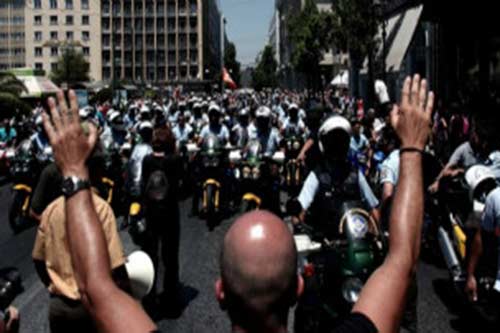 إضراب عام باليونان احتجاجا على تقليص نفقات القطاع العام