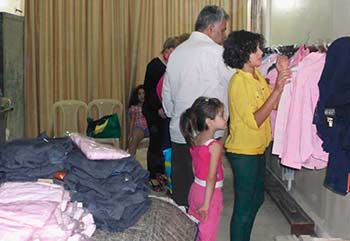 السوريون يمارسون حياتهم الطبيعية ويتحدون التهديدات الغربية