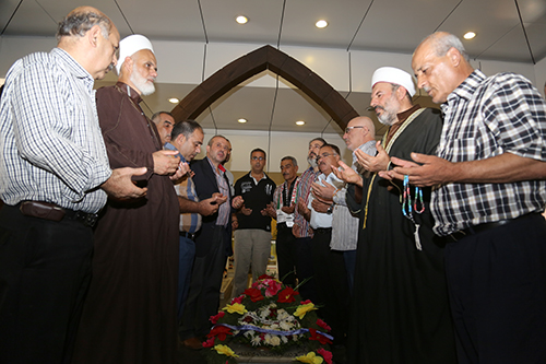 ويقرأ الفاتحة على ضريح القائد الجهادي الكبير عماد مغنية والشهداء
وفد قيادي من الفصائل الفلسطينية يزور ضريح القائد عماد مغنية في يوم القدس