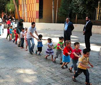 السوريون يمارسون حياتهم الطبيعية ويتحدون التهديدات الغربية