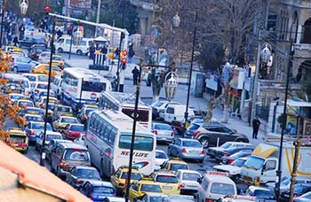 السوريون يمارسون حياتهم الطبيعية ويتحدون التهديدات الغربية