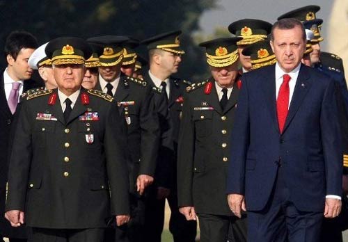 أردوغان يعزز سيطرته على القوات المسلحة التركية