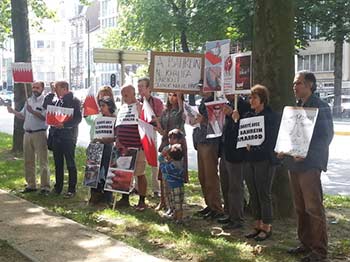 نشطاء سلام يحتجون على النظام البحريني أمام سفارته في بلجيكا