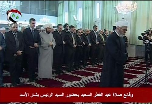 الرئيس السوري بشار الأسد في صلاة عيد الفطر السعيد الأسد يؤدي صلاة العيد بعيد مزاعم عن استهدافه