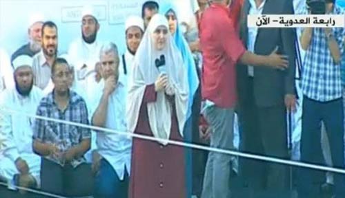 أنصار مرسي يؤدون صلاة العيد في ميادين الإعتصام
