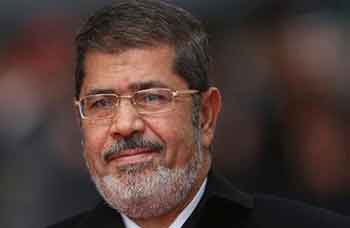 إحالة مرسي و14 قيادياً إخوانياً الى محكمة جنايات القاهرة