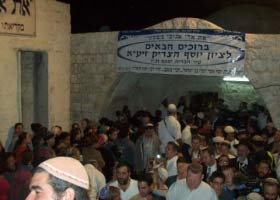 مئات الصهاينة يقتحمون قبر النبي يوسف (ع) بنابلس لأداء &rsquo;طقوس تلمودية&rsquo;