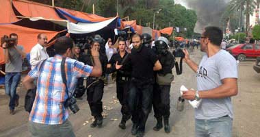 الأمن المصري يباشر بفض اعتصامي العدوية والنهضة