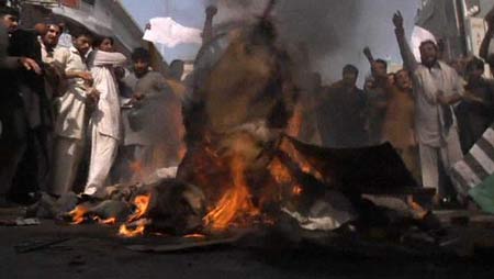 نقل منتج &rsquo;الفيلم المسيء للإسلام&rsquo; من السجن تمهيدا لاطلاق سراحه