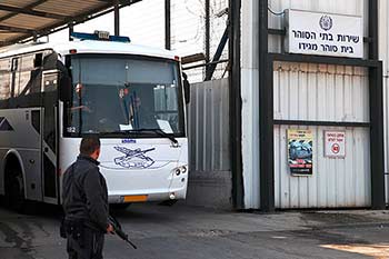 فرحةٌ فلسطينيةٌ منقوصةٌ بالإفراج عن أسرى قدامى 