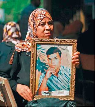 فرحةٌ فلسطينيةٌ منقوصةٌ بالإفراج عن أسرى قدامى 