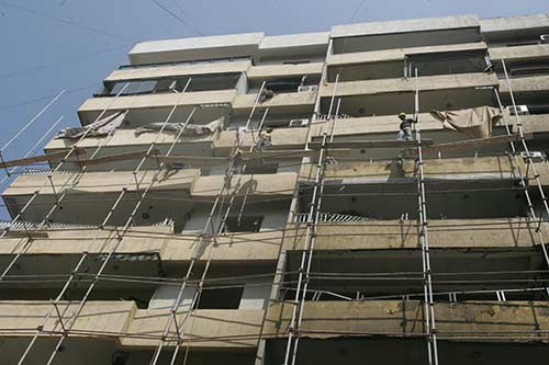 ترميم واجهات المباني المتضررة من الانفجار ورشة صاخبة في موقع التفجير في الرويس