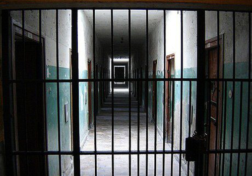 السجون المكتظة موضع سجال محتدم في فرنسا