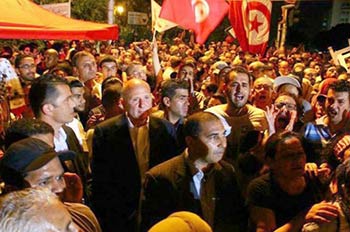 المعارضة تعتصم امام المجلس التأسيس مبادرات لحل الأزمة السياسية في تونس بالتزامن مع الحرب على الإرهاب
