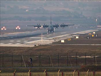 طائرة عسكرية اميركية تهبط في قاعدة انجرليك واشنطن: لا دليل على تورط الاسد في الهجوم الكيماوي