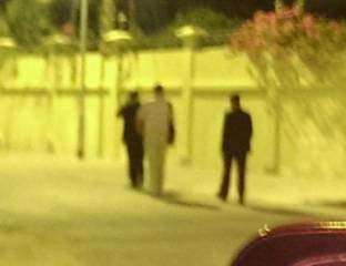 السفير الأميركي في البحرين يجوب الشوارع سيراً على الأقدام  