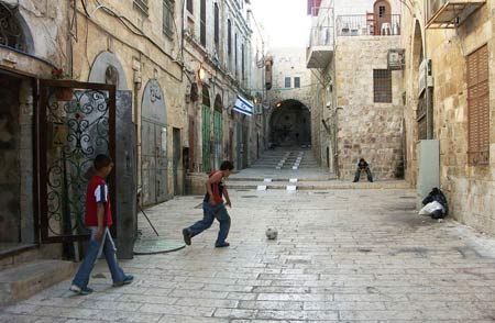 &rsquo;هآرتس&rsquo;: منازل الحي الاسلامي في القدس تتصدع