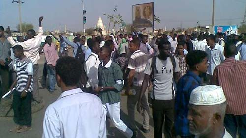 مقتل أربعة متظاهرين برصاص مسلحين في السودان