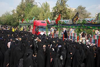 الايرانيون يشيعون رفاة 92 شهيداً من شهداء الحرب مع نظام صدام