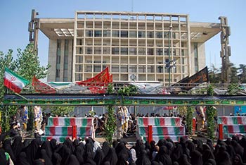 الايرانيون يشيعون رفاة 92 شهيداً من شهداء الحرب مع نظام صدام