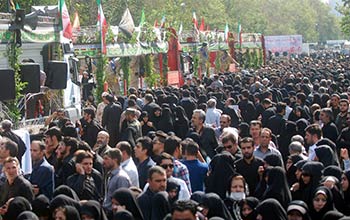 الايرانيون يشيعون رفاة 92 شهيداً من شهداء الحرب مع نظام صدام