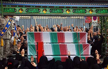 الايرانيون يشيعون رفاة 92 شهيداً من شهداء الحرب مع نظام صدام