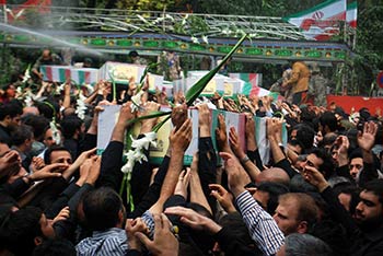 الايرانيون يشيعون رفاة 92 شهيداً من شهداء الحرب مع نظام صدام