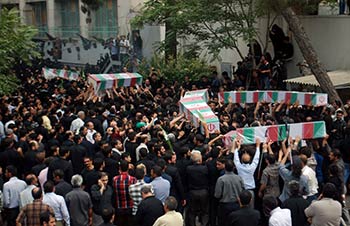 الايرانيون يشيعون رفاة 92 شهيداً من شهداء الحرب مع نظام صدام