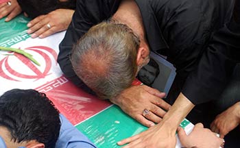 الايرانيون يشيعون رفاة 92 شهيداً من شهداء الحرب مع نظام صدام