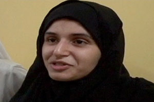 الشاعرة آيات القرمزي القضاء البحريني يؤجل قضية الضابطة المتهمة بتعذيب الشاعرة آيات القرمزي