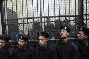 موقوفون من الاخوان المسمين محكمة جنح قصر النيل تنظر بمحاكمة 163 متهماً من عناصر جماعة ’الإخوان’