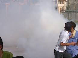 قوات السلطة استخدمت الغاز بكثافة ضد الطلاب حالات اختناف خلال مواجهات في مدرسة الجابرية احتجاحا على جعل الامتحانات خلال عاشوراء